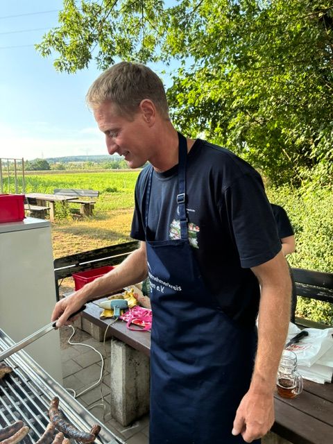 Makrelenfest 2026 1. Vorstand Stefan Ismaier beim Grillen