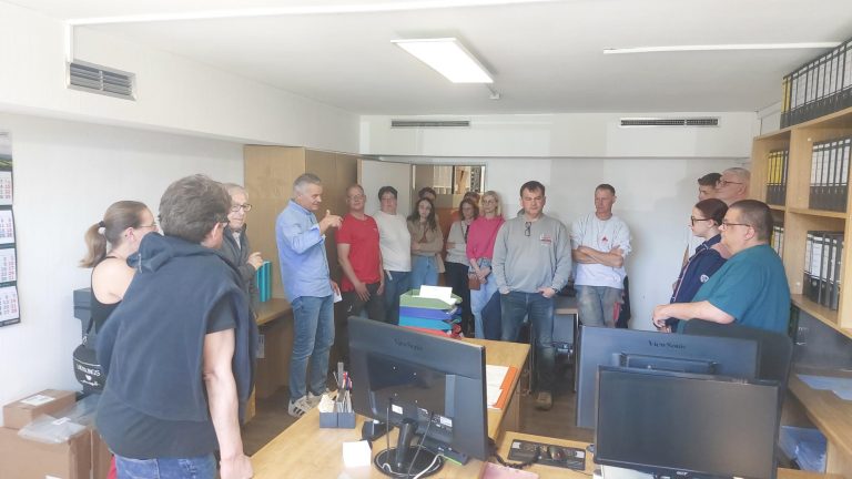 Unternehmensvorstellung Sokol Küchen Hausen Ein Team von Menschen versammelt sich in einem Büro zur Besprechung.
