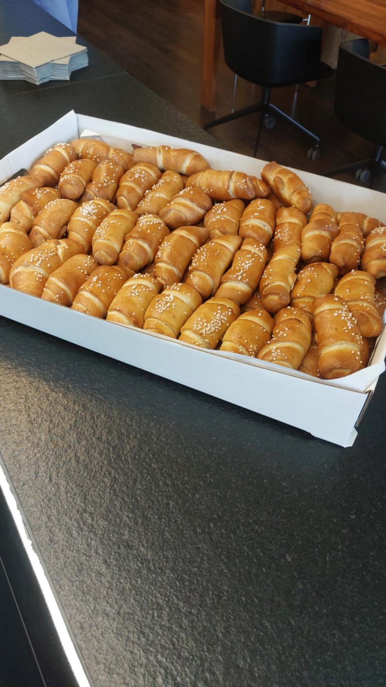 Unternehmensvorstellung Sokol Küchen Hausen Ein Blech mit vielen frisch gebackenen Croissants.
